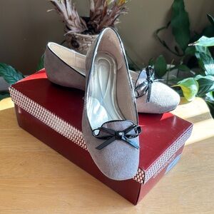Dressbarn Erika Women's Taupe Flats with Black Bow